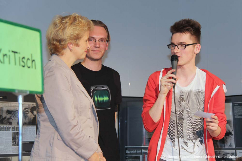 Wie war's? - Resümee des 19. Schultheaterfestes - Dr. Martina Münch, Ministerin für Jugend, Bildung und Sport, und die Moderatoren, Lorenz Vögel und Ortwin Bader (v.l.n.r.)