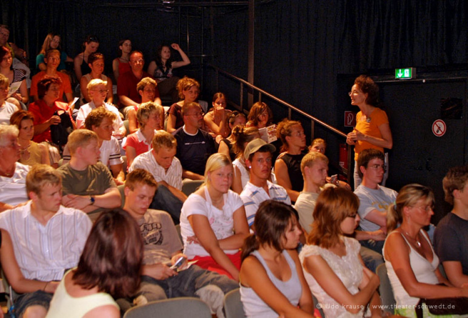 Publikum vor der Vorstellung Glückssuche / Kurs DS Klasse 11, Gauß-Gymnasium Schwedt