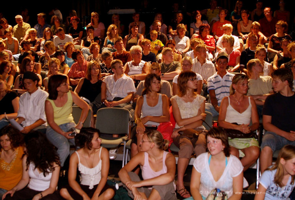 Publikum vor der Vorstellung Glückssuche / Kurs DS Klasse 11, Gauß-Gymnasium Schwedt