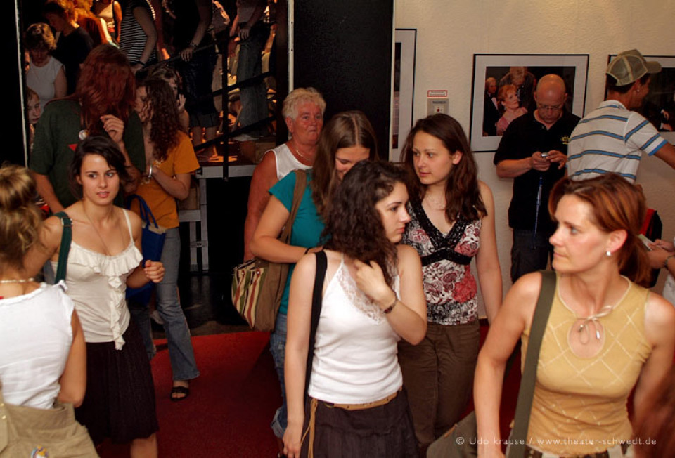 Publikum nach der Vorstellung Glückssuche / Kurs DS Klasse 11, Gauß-Gymnasium Schwedt - in einem glühend heißen intimen theater