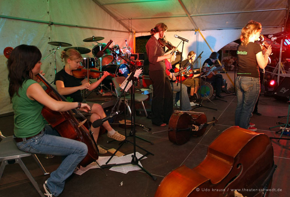 Konzert mit Huckepack, Vagabunt und Strings of Sofia