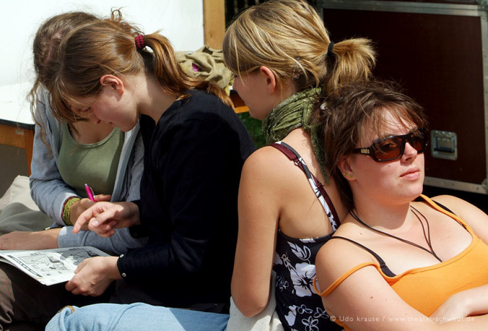 noch mehr Sonnenanbeter am Rande des Schultheaterfestvolleyballturniers