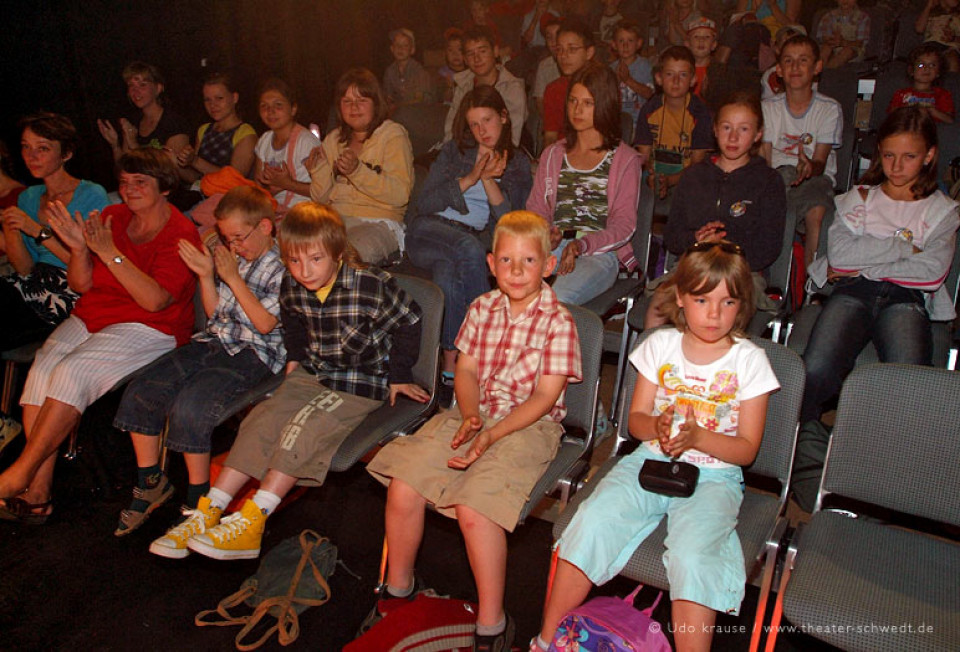 Das Publikum in der Vorstellung Großmutter hat Geburtstag / Schmöllner Theaterkids, Kl. 4, Kleine Grundschule Schmölln