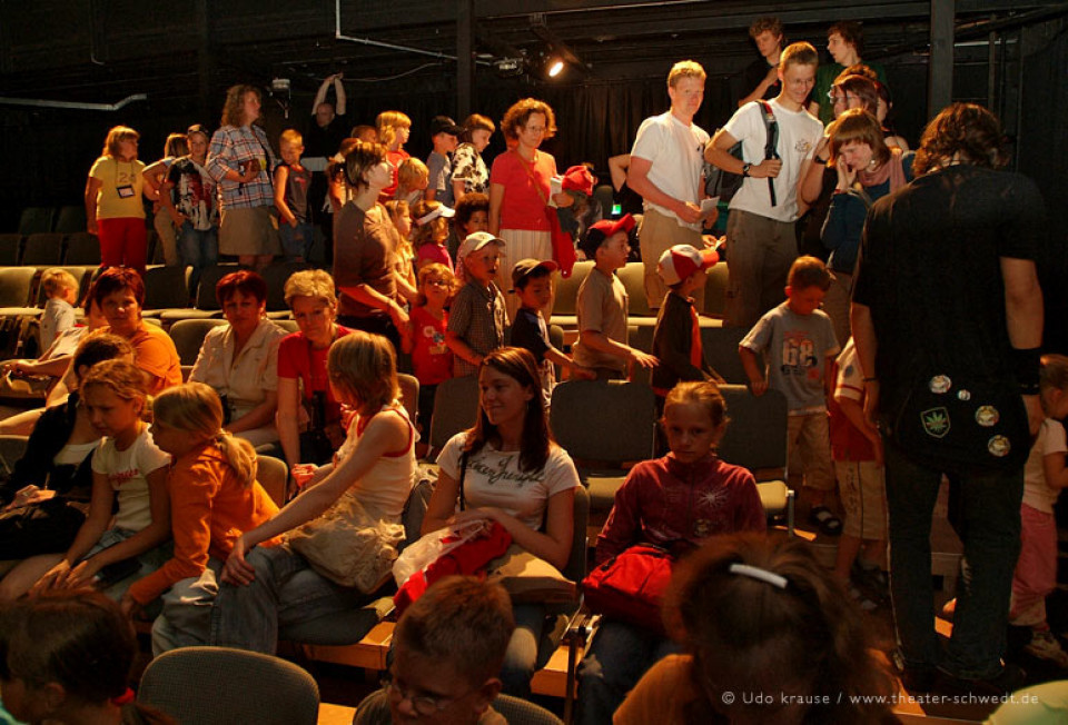 Das Publikum nach der Vorstellung Großmutter hat Geburtstag / Schmöllner Theaterkids, Kl. 4, Kleine Grundschule Schmölln