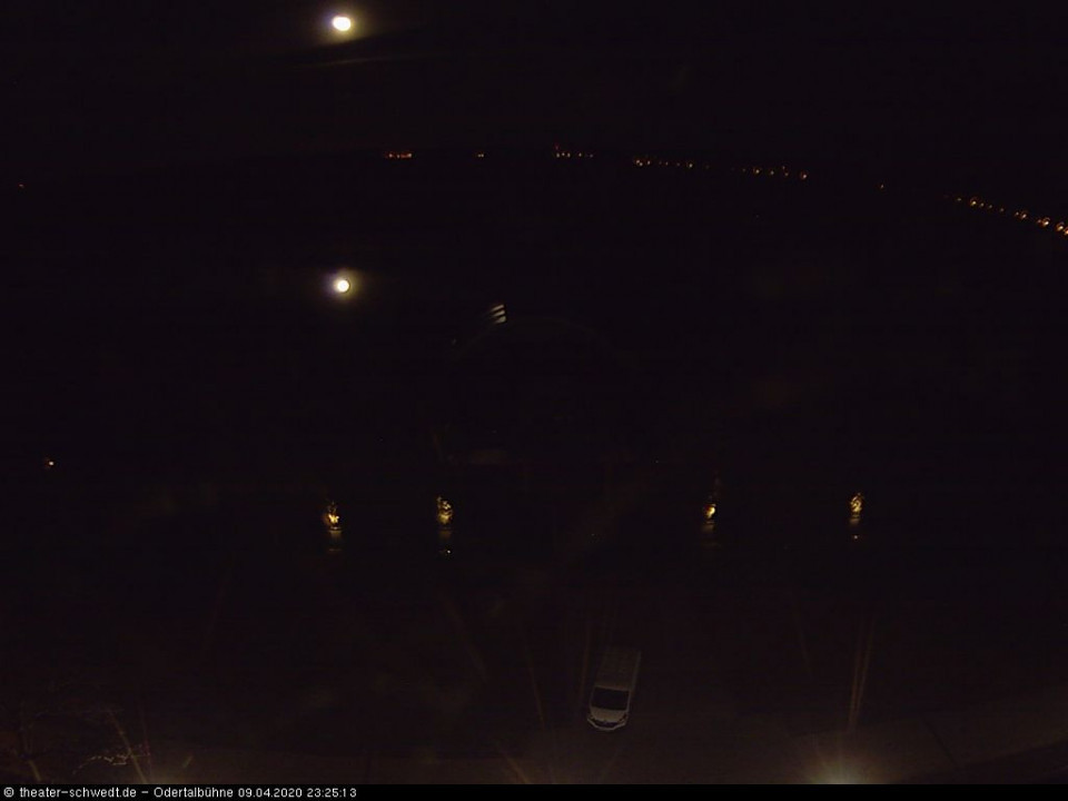 Das ist der fast Vollmond gespiegelt im Kanal (hinzugefügt von Schwedter am 09.04.2020)