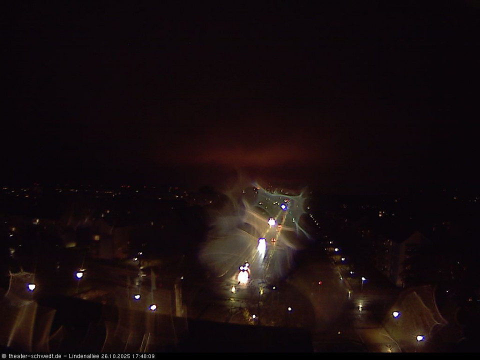 Es zündet die Fackel der Stadt ohne viel tamm tamm (hinzugefügt von Jonas am 26.10.2025)