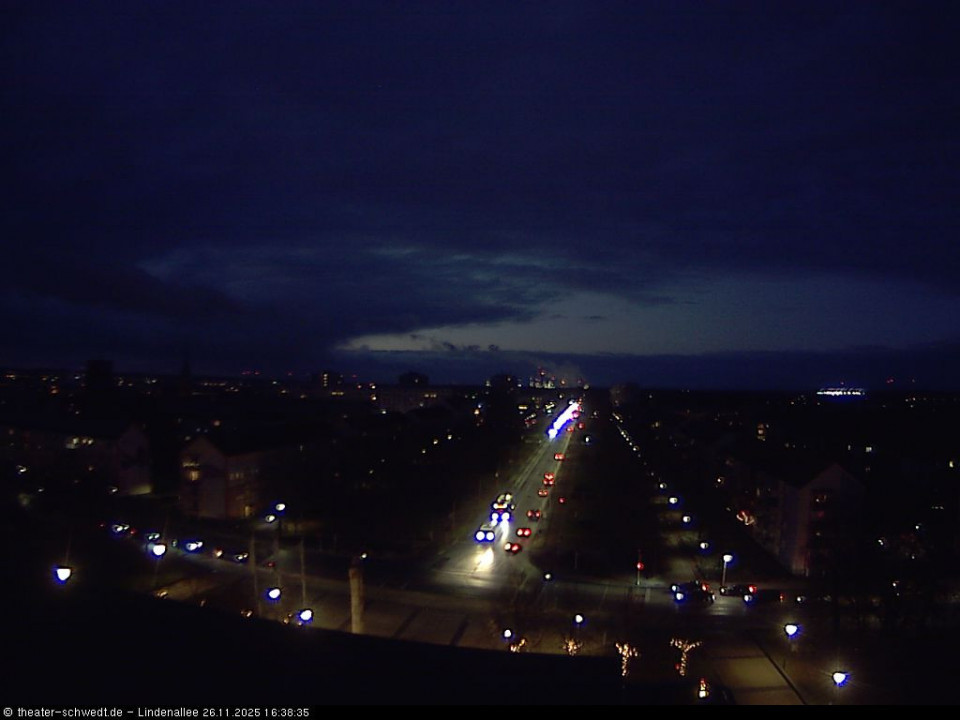 Winterdämmerung über Schwedt – wo die Lichter wärmen und die Schatten mahnen (hinzugefügt von Jonas am 26.11.2025)