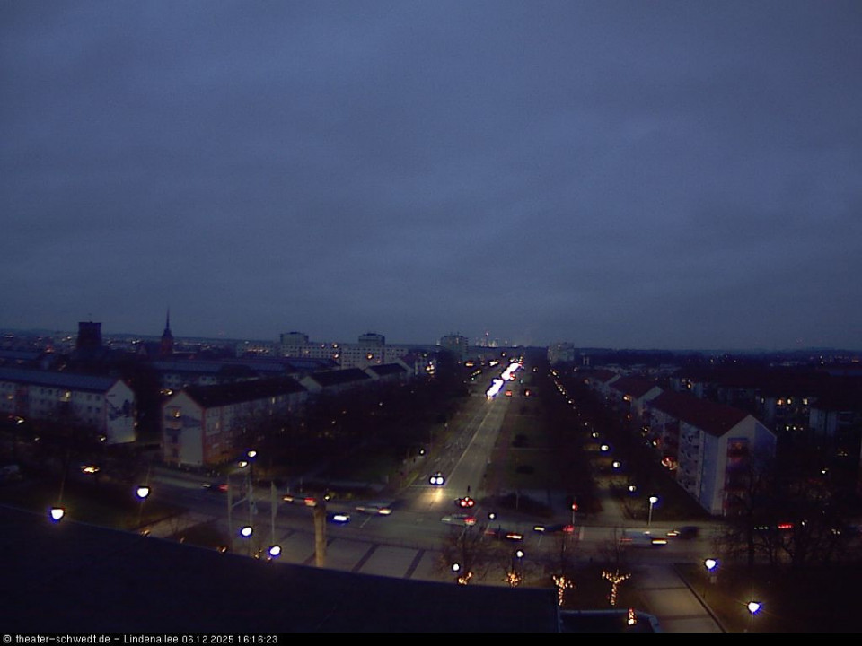 Ein grauer Schleier trübt das Abendglühn am Horizont, in Schwedt, wo still die Sehnsucht wächst, dass neuer Aufbruch zu uns kommt. (hinzugefügt von Jonas am 06.12.2025)
