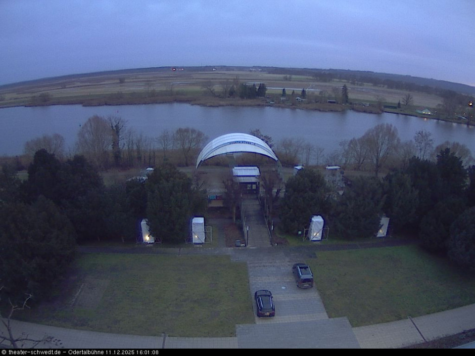 Zwei schwarze Karossen einfach auf Hinterplatz abgestellt (hinzugefügt von Jonas am 11.12.2025)