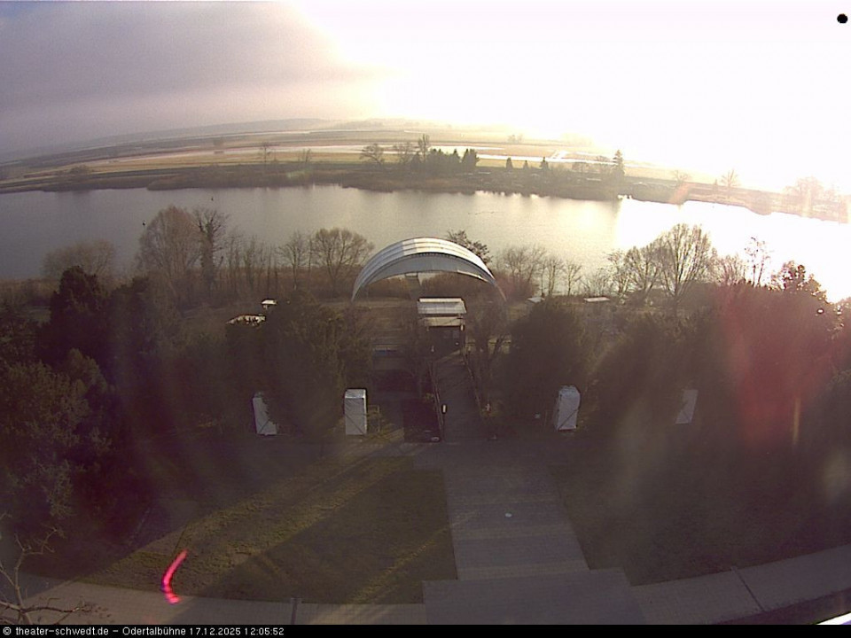 Zur goldenen Mittagsstund' nahe der Theaterklause, fühlt man sich bei Speis und Trank doch wie zu Hause. (hinzugefügt von Jonas am 17.12.2025)