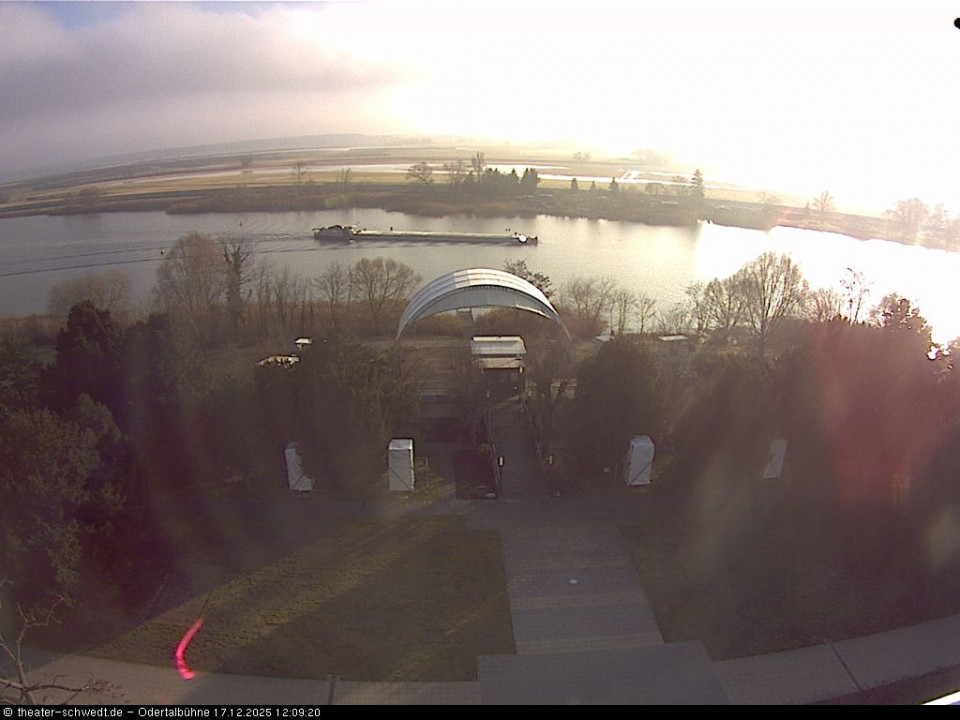 Zur hellen Stunde, still und weit, zieht Last durch Strom und Mittagzeit (hinzugefügt von Jonas am 17.12.2025)