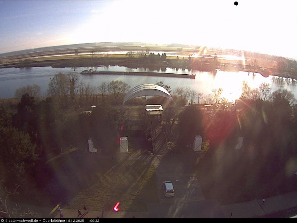 Schwer zieht der Kahn im Sonnenlicht, das Odertal bewegt sich nicht. (hinzugefügt von Jonas am 18.12.2025)