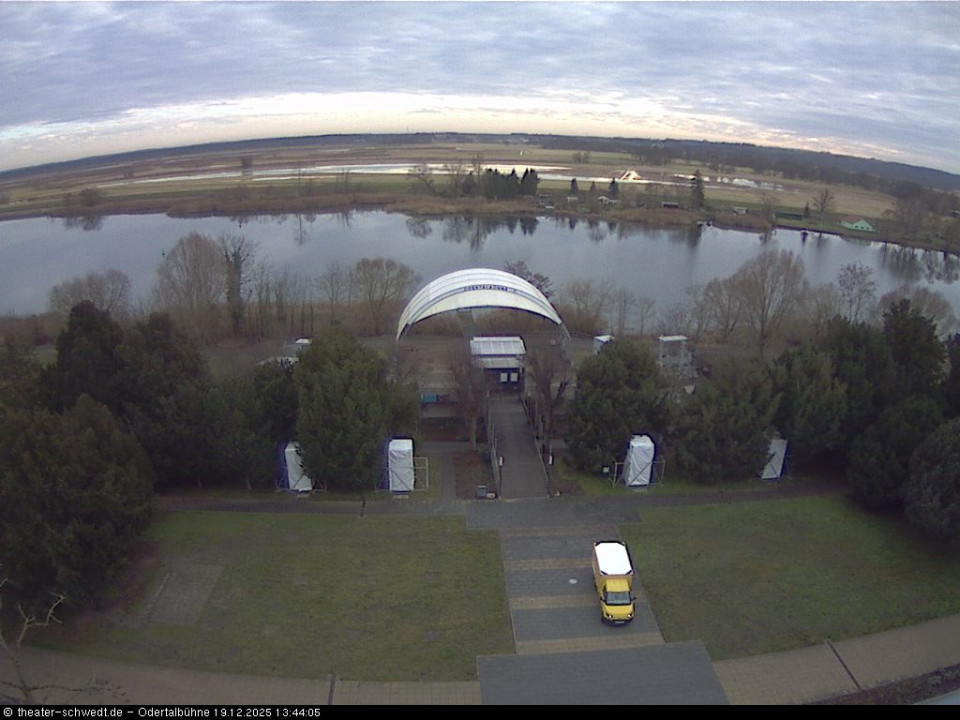 Wenn die Post die letzten Geschenke bringt, Warmherzigkeit die alles umringt. (hinzugefügt von Jonas am 19.12.2025)