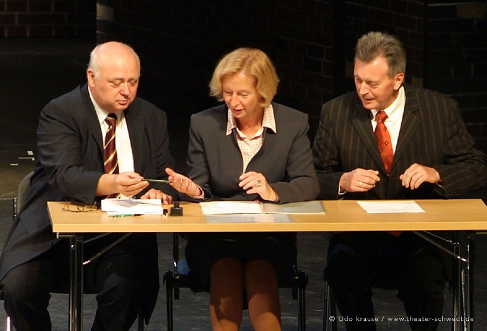 Der Theatervertrag bis 2009 wird unterzeichnet von Reinhard Simon, Prof. Johanna Wanka und Lutz Herrmann (v.l.n.r.)