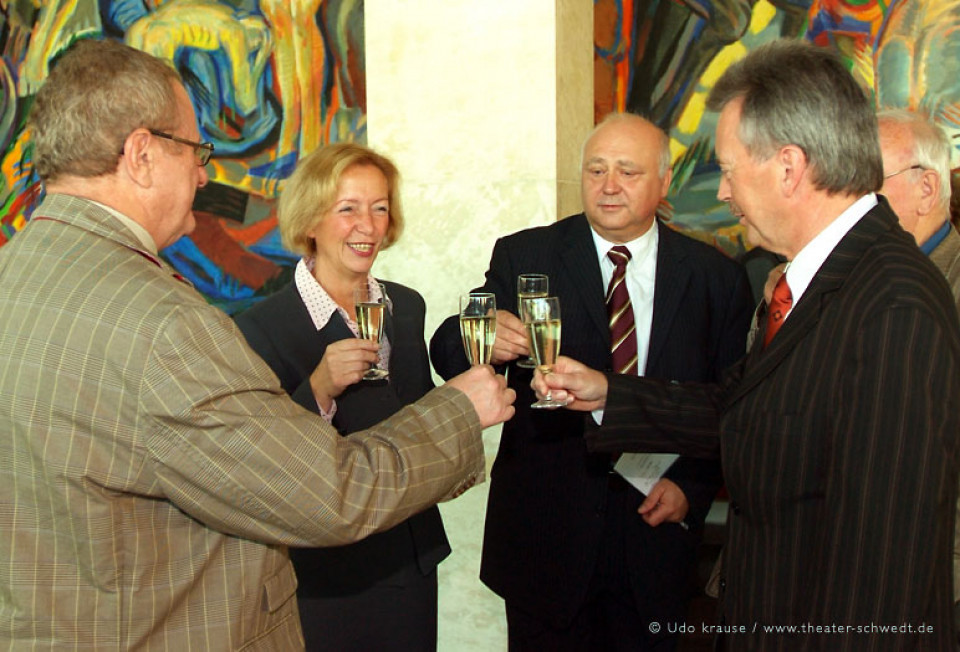 Auf eine erfolgreiche Arbeit! Jürgen Hinz, Abteilungsleiter im Kulturministerium, Frau Ministerin Wanka, Intendant Reinhard Simon, Peter Schauer (verdeckt), ehemaliger Bürgermeister von Schwedt, und der stellvertretende Schwedter Bürgermeister Lutz Herrmann (v.l.n.r.)