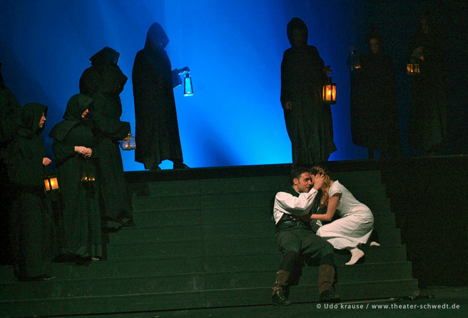 Faust I, Nacht. Straße vor Gretchens Tür - R. Daas (Valentin), N. Panjas (Gretchen) und Ensemble