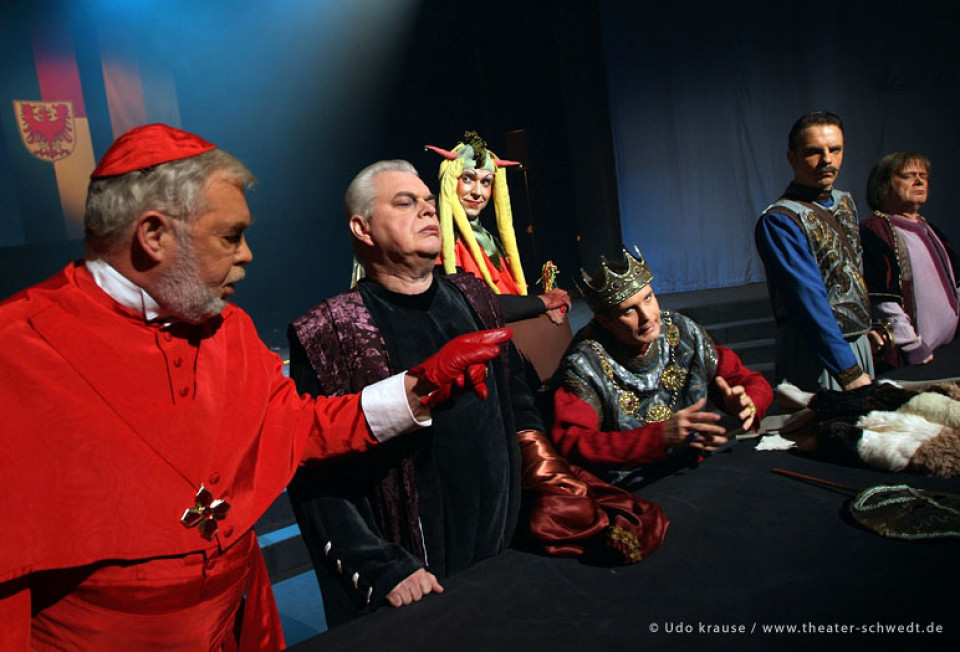 Faust II, 1. Akt, Kaiserliche Pfalz. Saal des Thrones - M. Schulz (Kanzler), G. Opitz (Schatzmeister), U. Schmiedel (Mephistopheles III als Narr), U. Schneider (Kaiser), R. Daas (Heermeister), R. Möser (Marschalk)