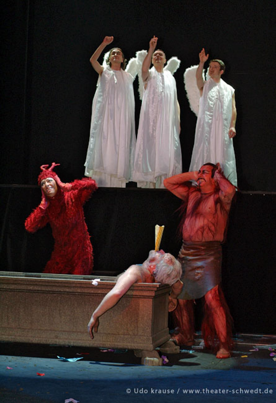 Faust II, 5. Akt, Grablegung - B. Mascheck (Dürrteufel), U. Qualmann (Michael), P. Fabers (Raphael), P.-B. Eichhorn (Gabriel), G. Kähling (Mephistopheles I), U. Heinrich (Faust)